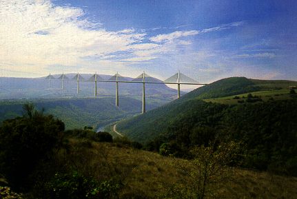 Le viaduc de Millau, vue depuis la Cadnde, photomontage DDE